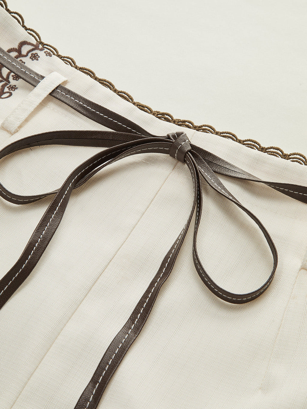 Shorts de costume imprimés fleuris avec bordures en dentelle et ceinture