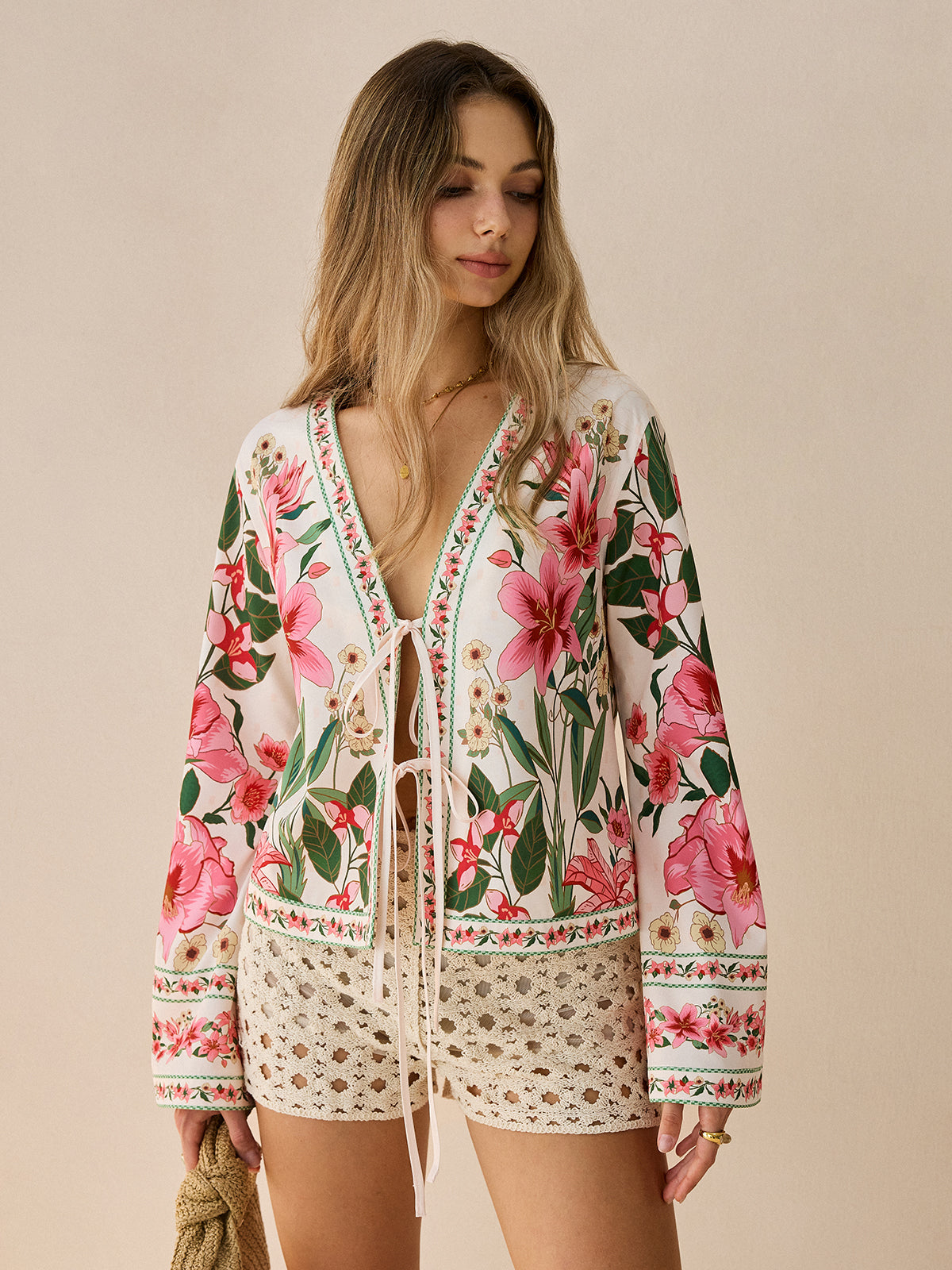 Chemise à imprimé floral et nœud sur le devant