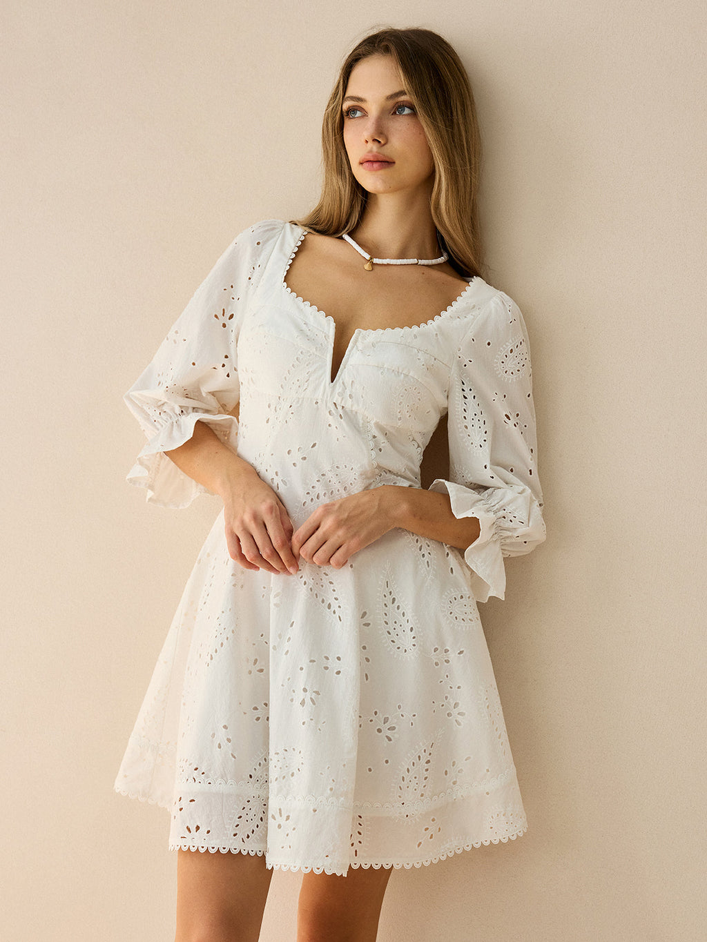 Baumwoll-Minikleid mit Muschelsaum-Ösenstickerei