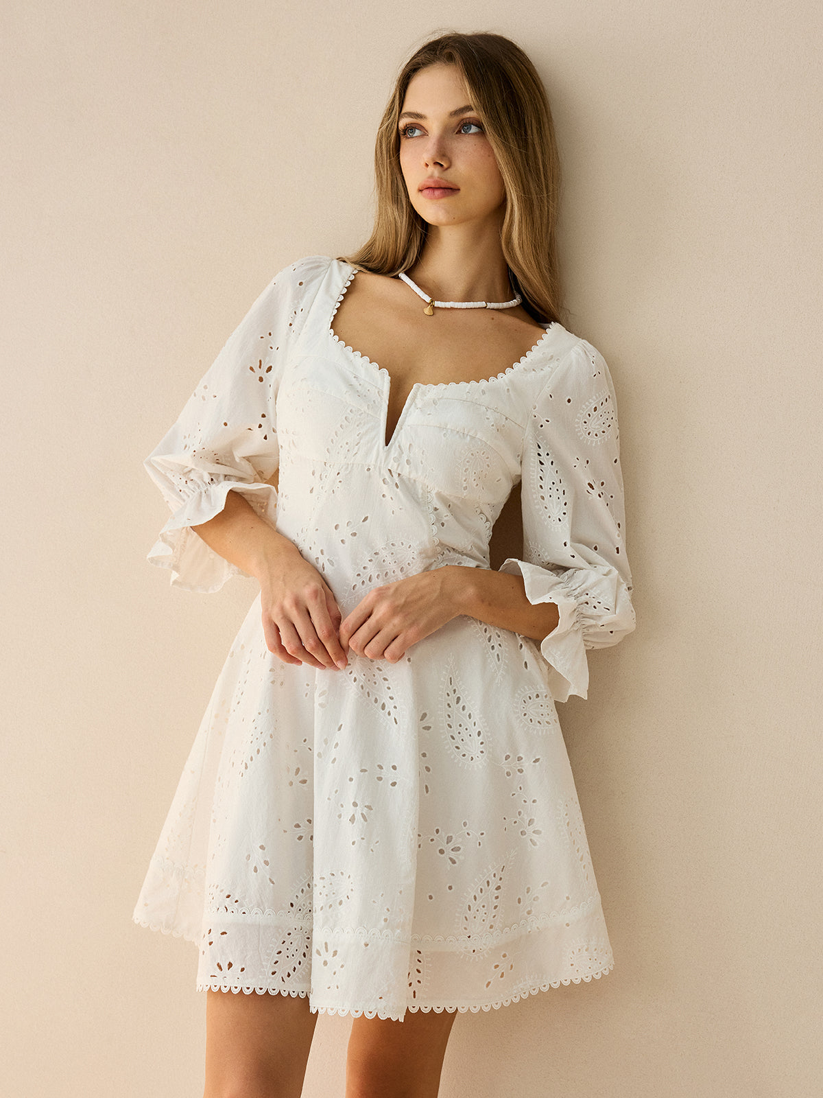 Baumwoll-Minikleid mit Muschelsaum-Ösenstickerei