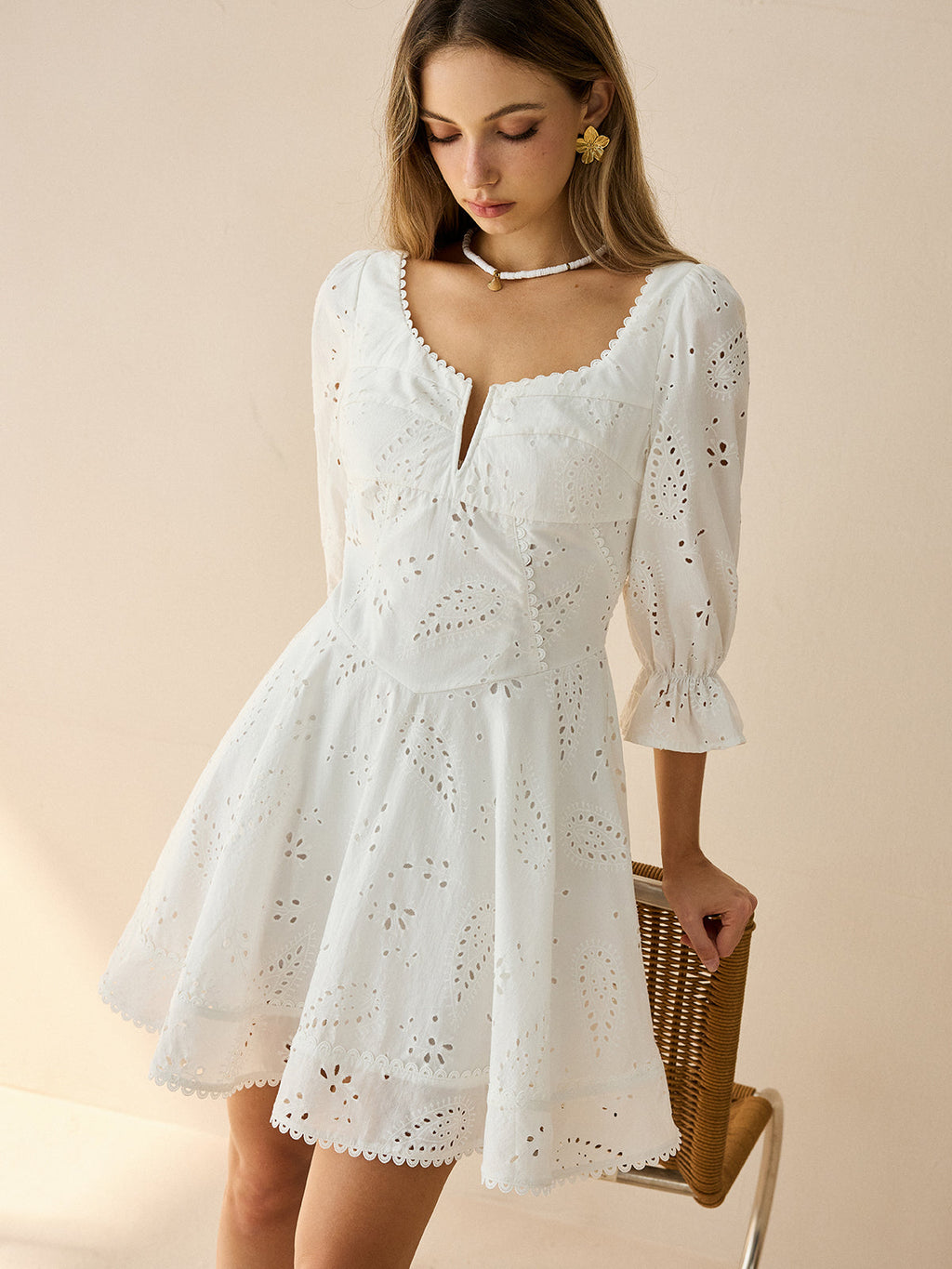Baumwoll-Minikleid mit Muschelsaum-Ösenstickerei