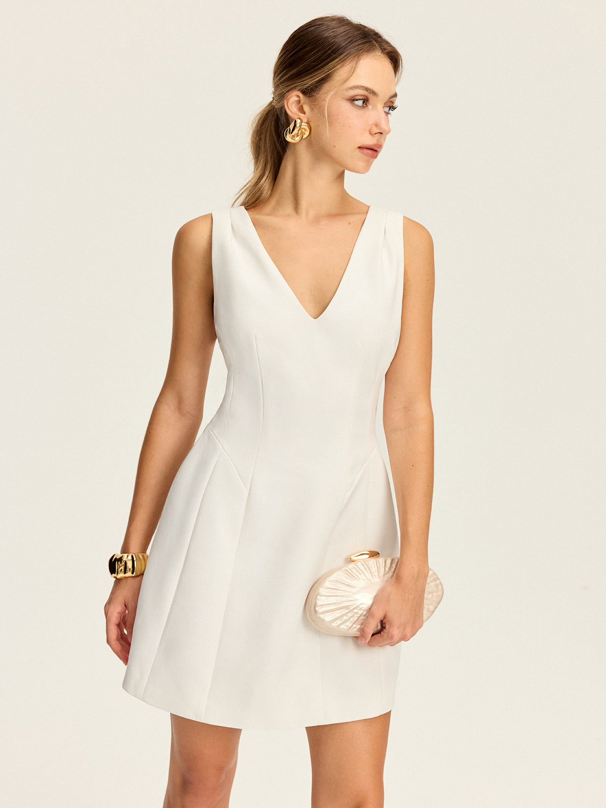 Mini-robe plissée à col en V