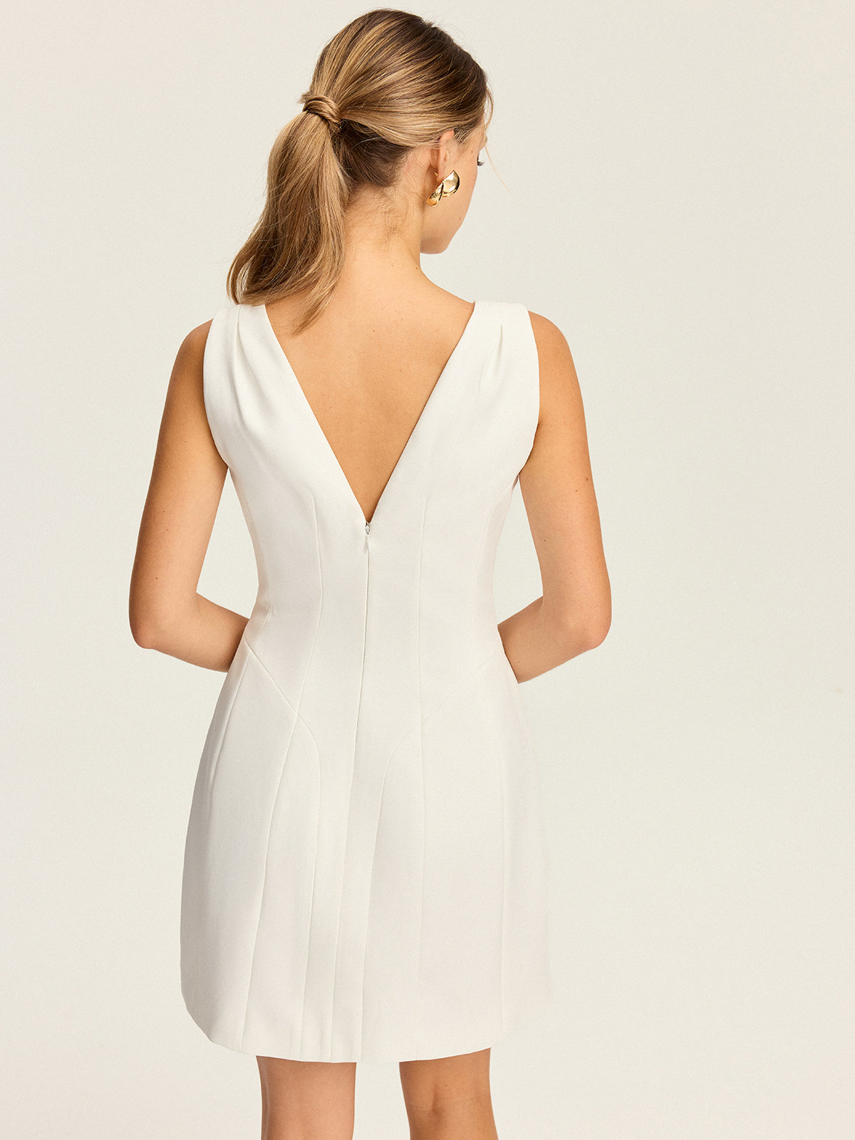 Robe mini plissée à col V 