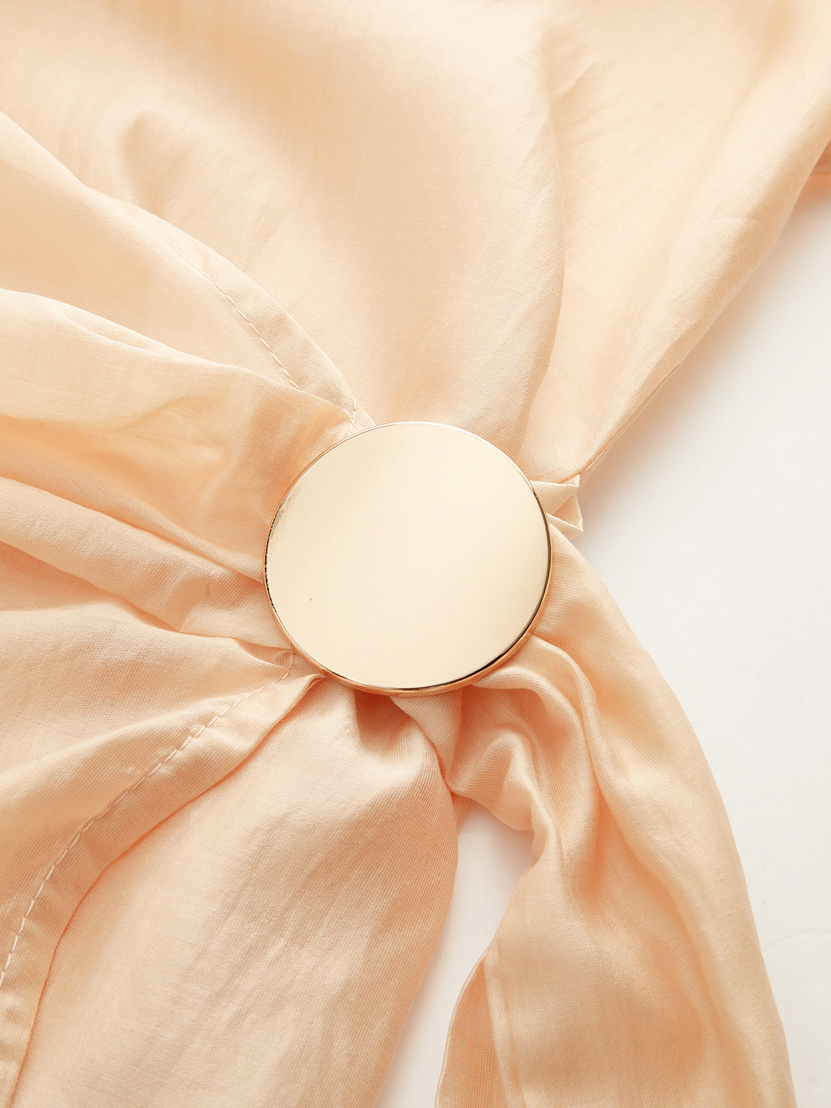 Chemisier cache-cœur semi-transparent à boutons métalliques 