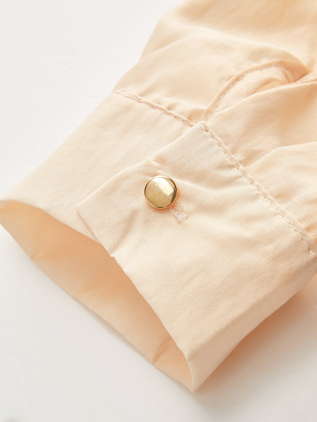 Chemisier cache-cœur semi-transparent à boutons métalliques 