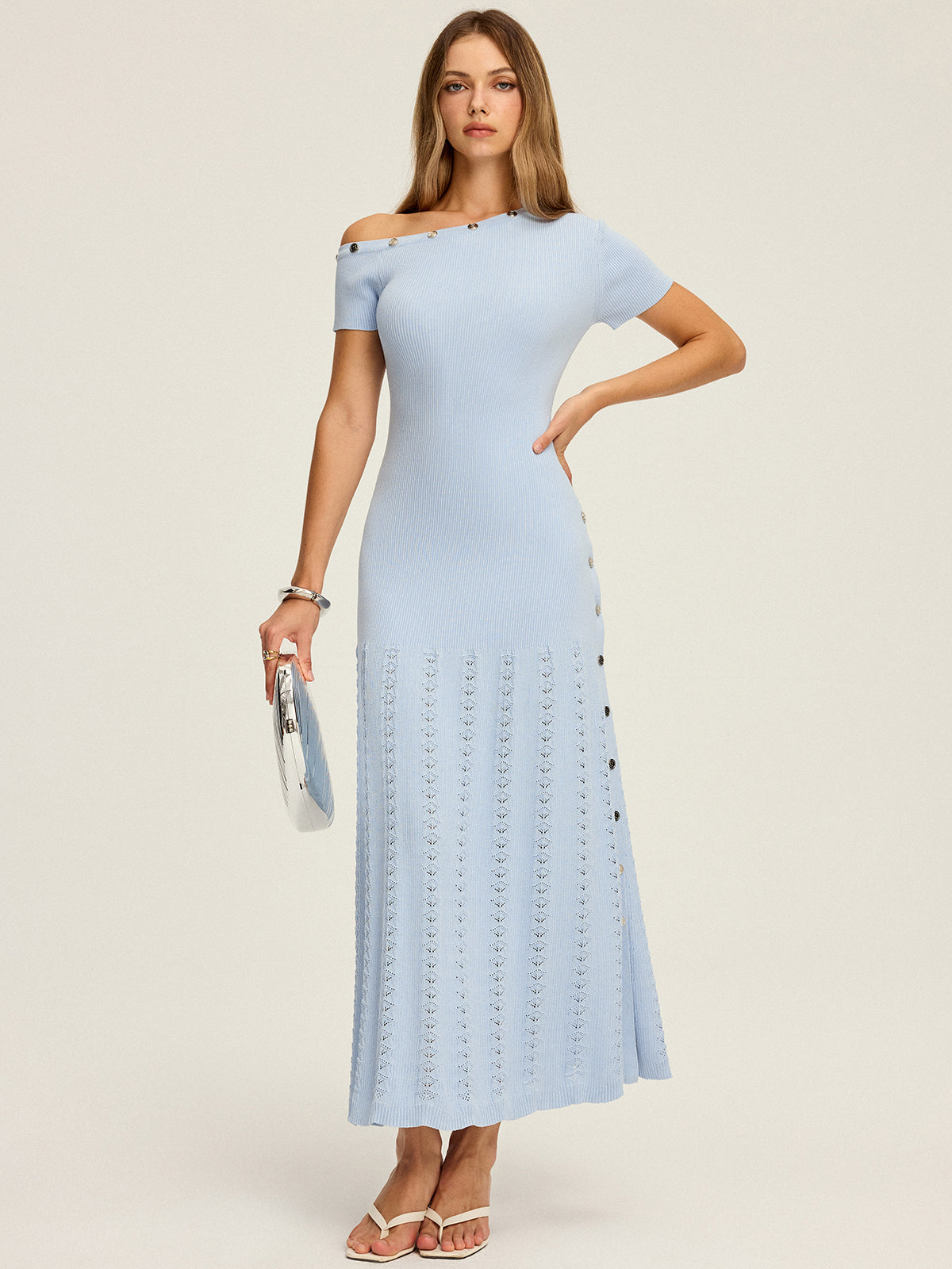 Maxikleid aus Strick mit One-Shoulder-Design und Knopfdetail