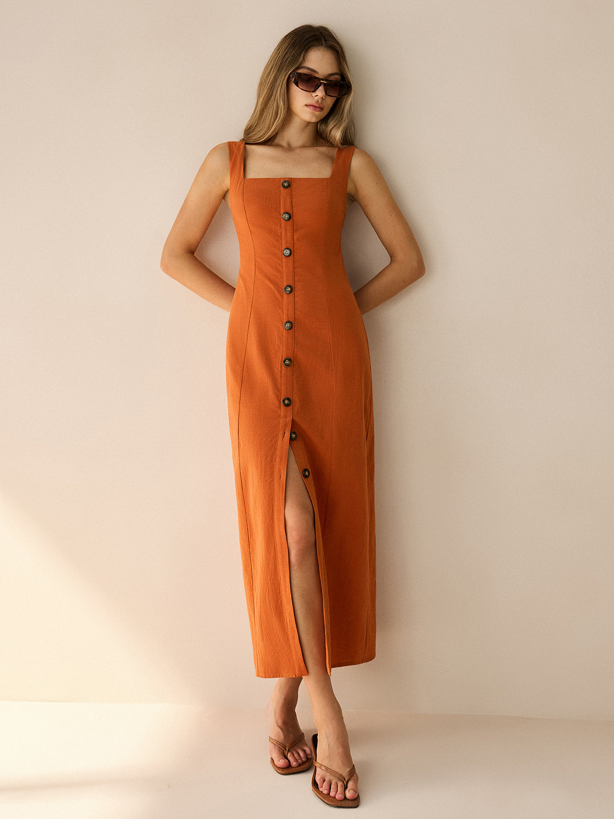 Maxikleid mit eckigem Ausschnitt und Knopfleiste vorne mit Schlitz