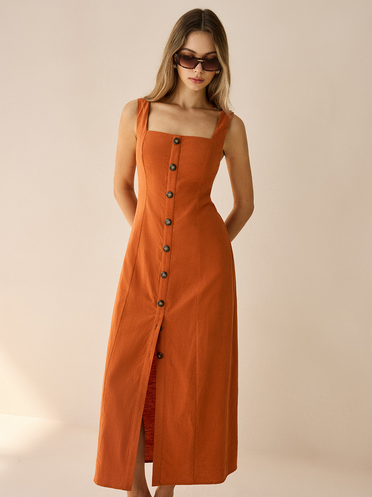Maxikleid mit eckigem Ausschnitt und Knopfleiste vorne mit Schlitz