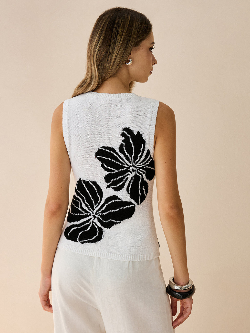 Gilet en maille fleuri contrastant