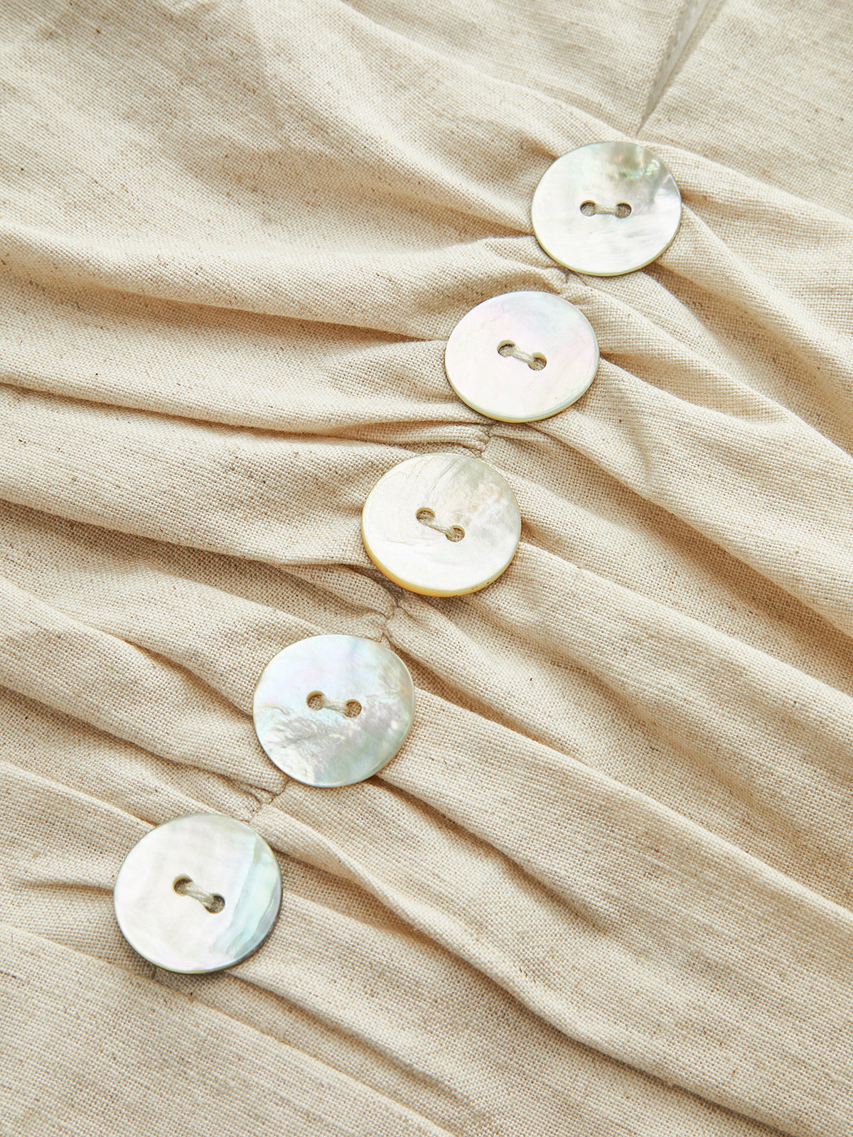 Robe courte en coton et lin à boutons froncés 