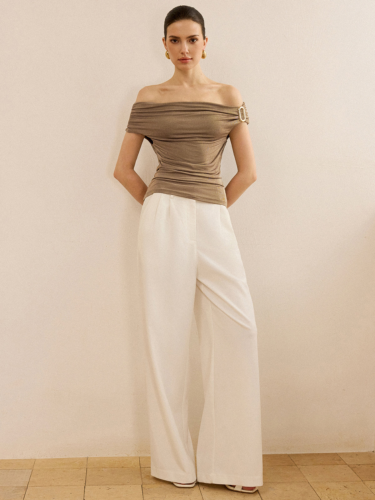 Haut froncé à épaules dénudées avec boucle métallique 