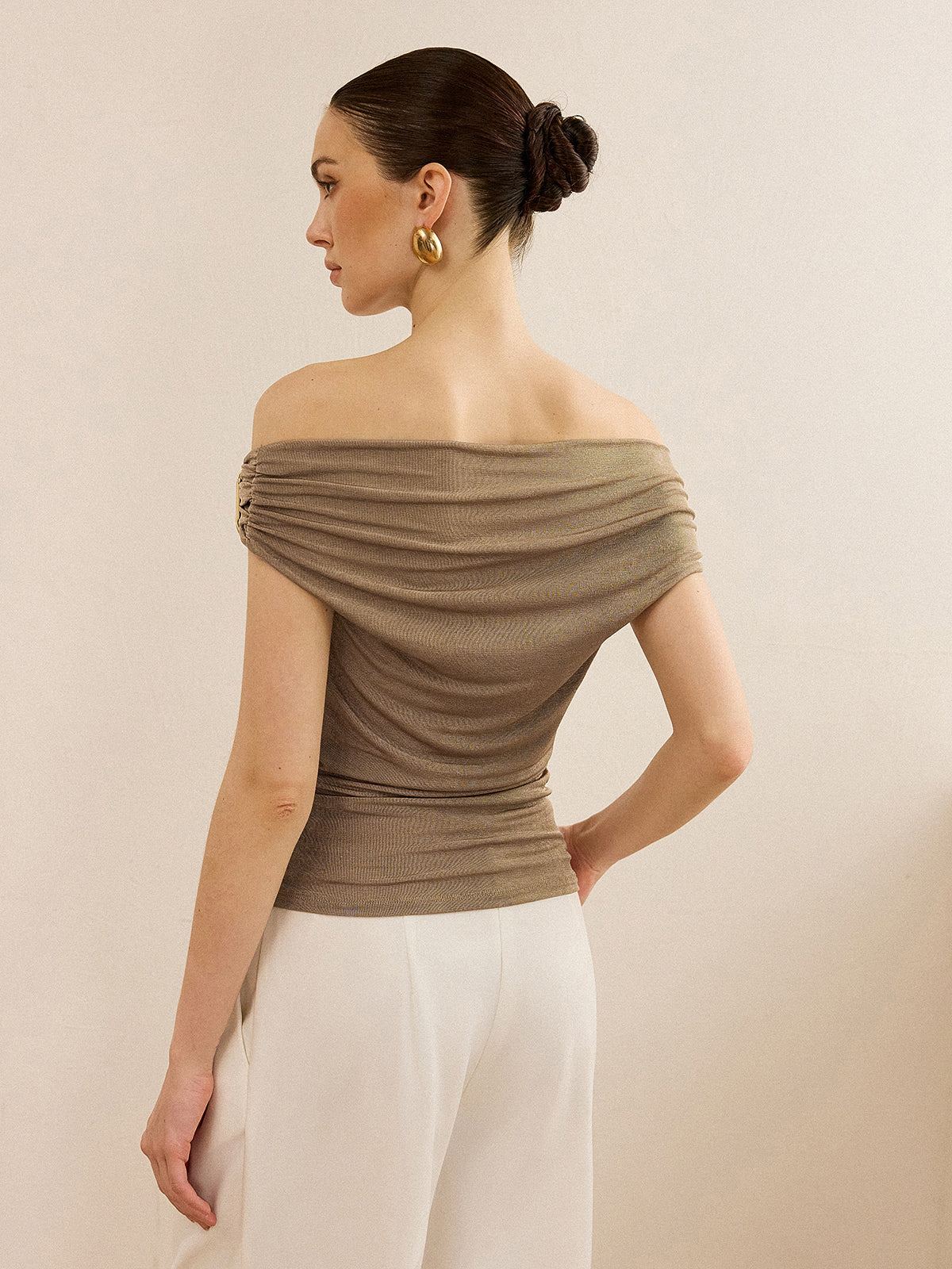 Haut froncé à épaules dénudées avec boucle métallique 