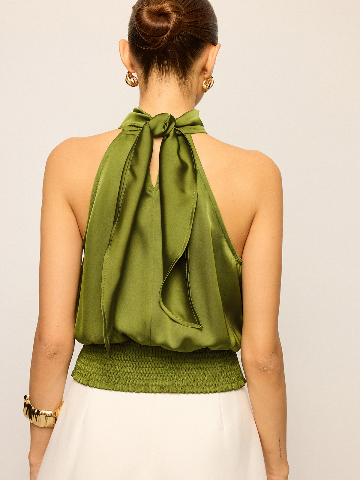 Satin-Neckholder-Top mit gesmokter Taille
