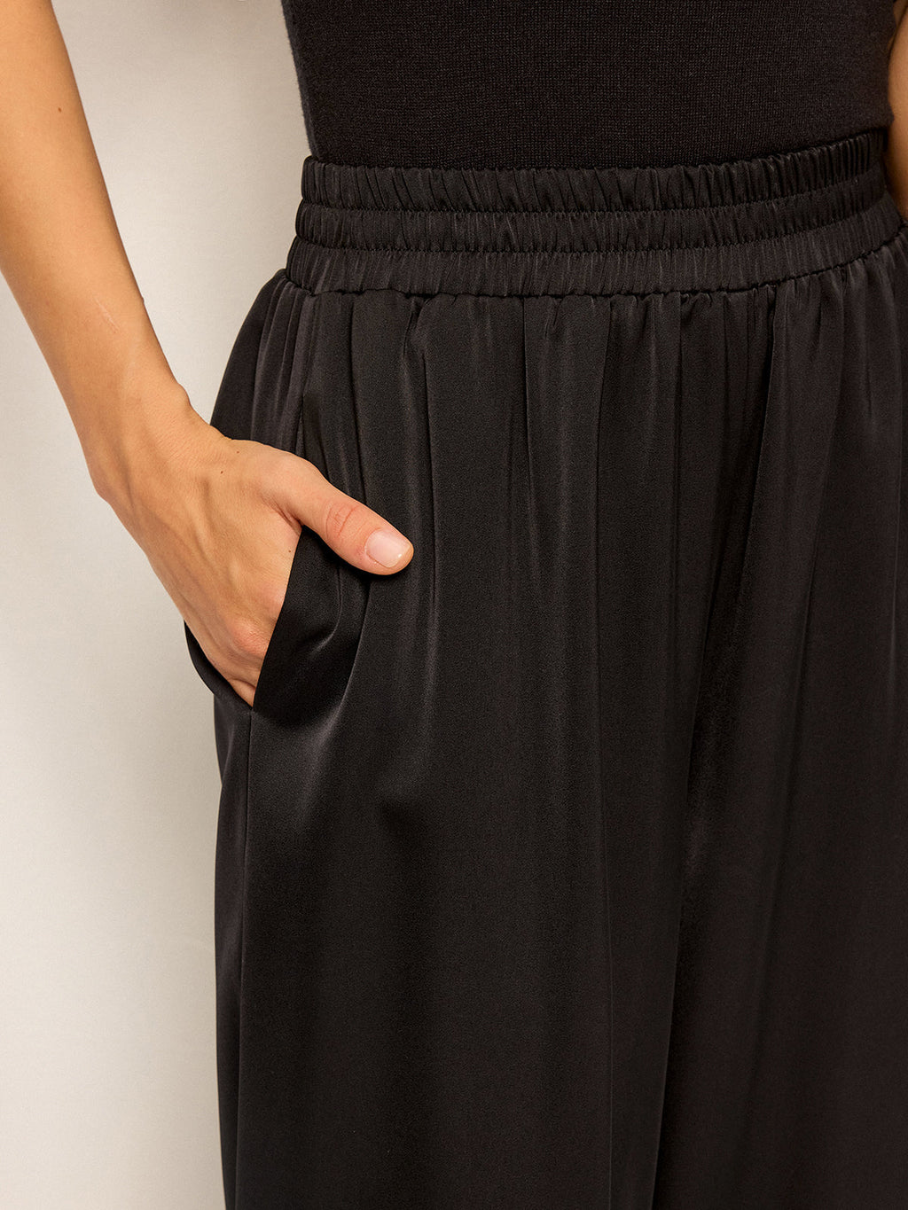 Satinhose mit weitem Bein und Kontrastbündchen