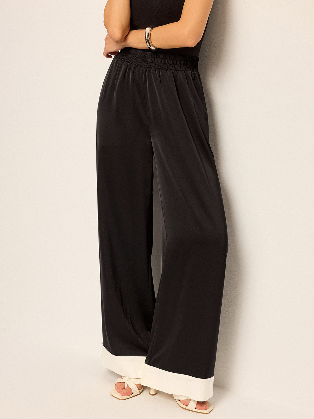 Satinhose mit weitem Bein und Kontrastbündchen