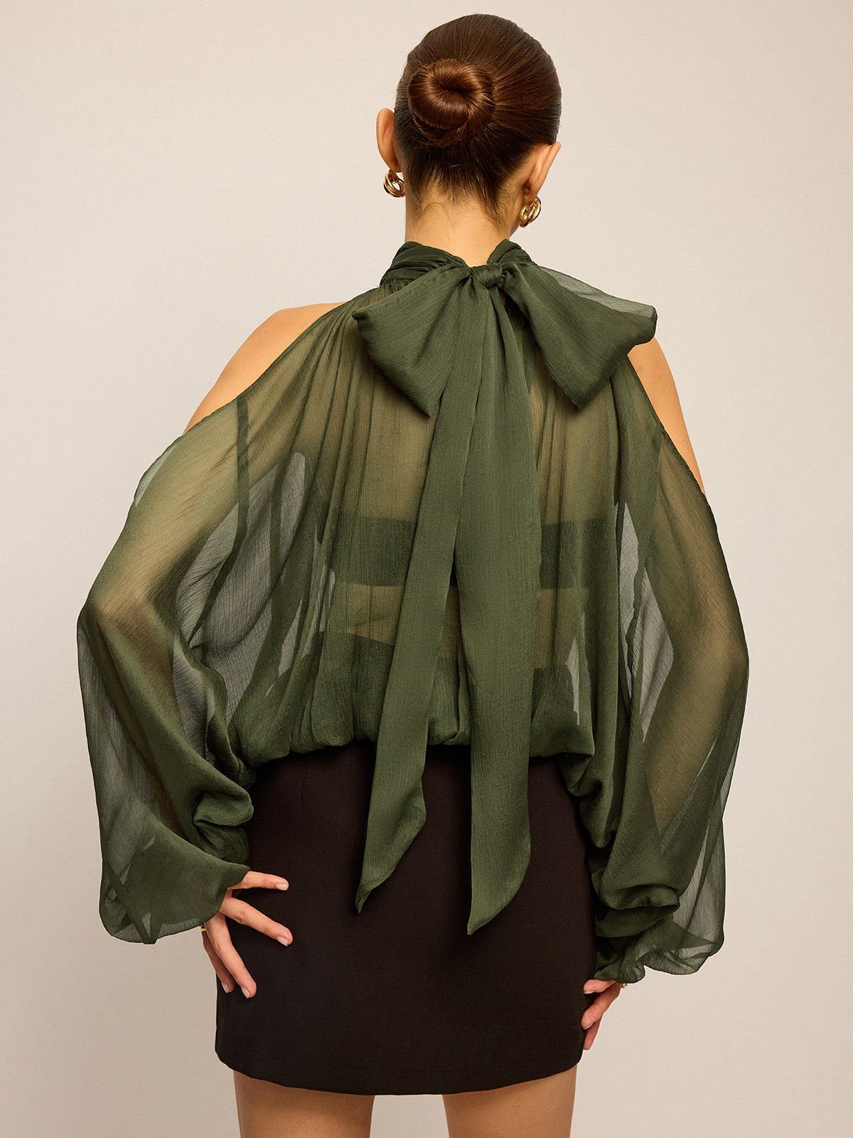 Haut transparent à col halter et manches découpées avec nœud au dos 