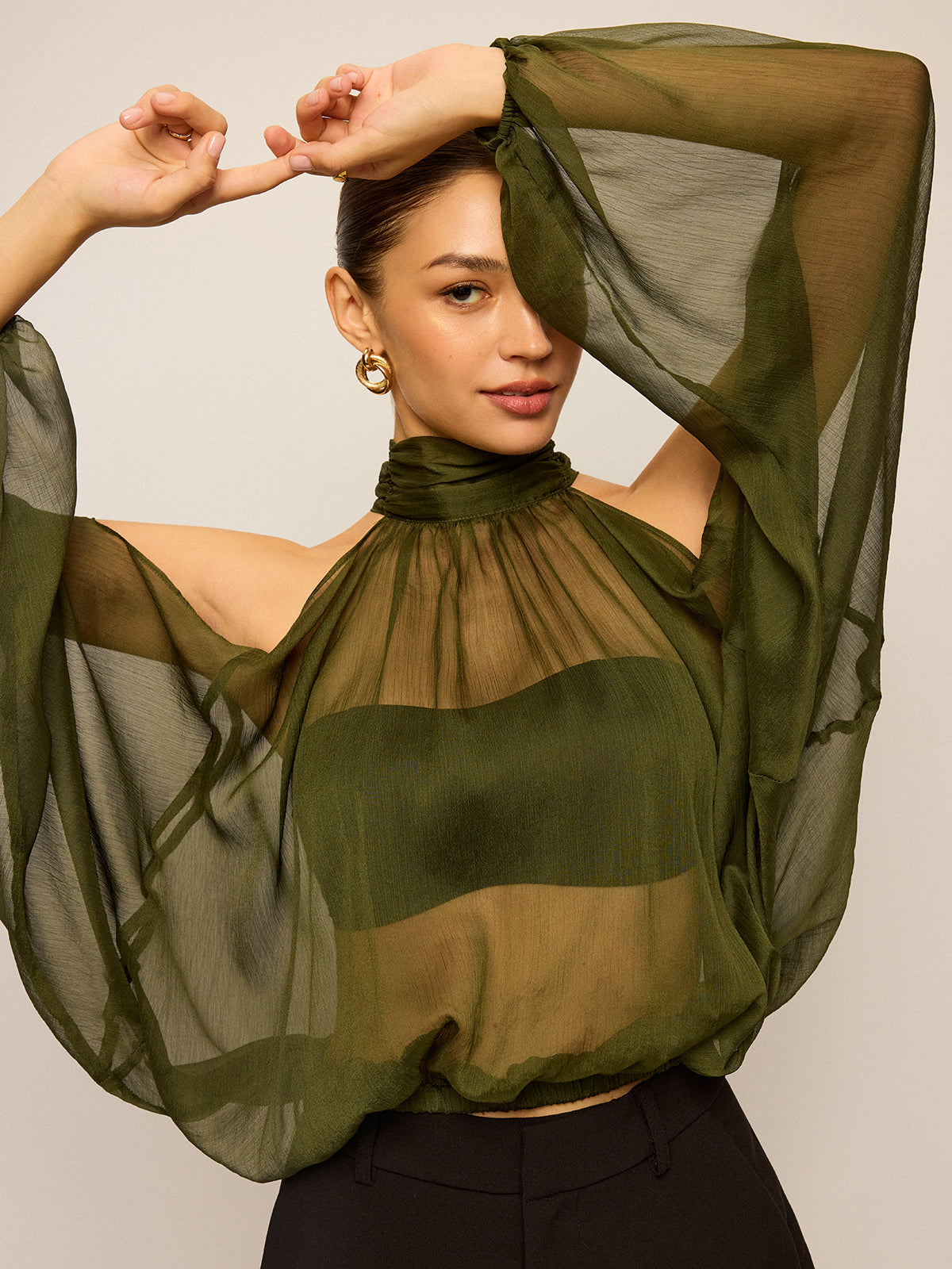 Haut transparent à col halter et manches découpées avec nœud au dos 