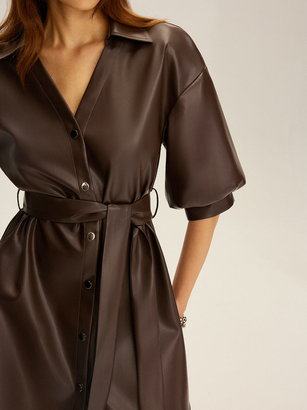 Kunstleder Mini-Kleid mit V-Ausschnitt und Gürtel