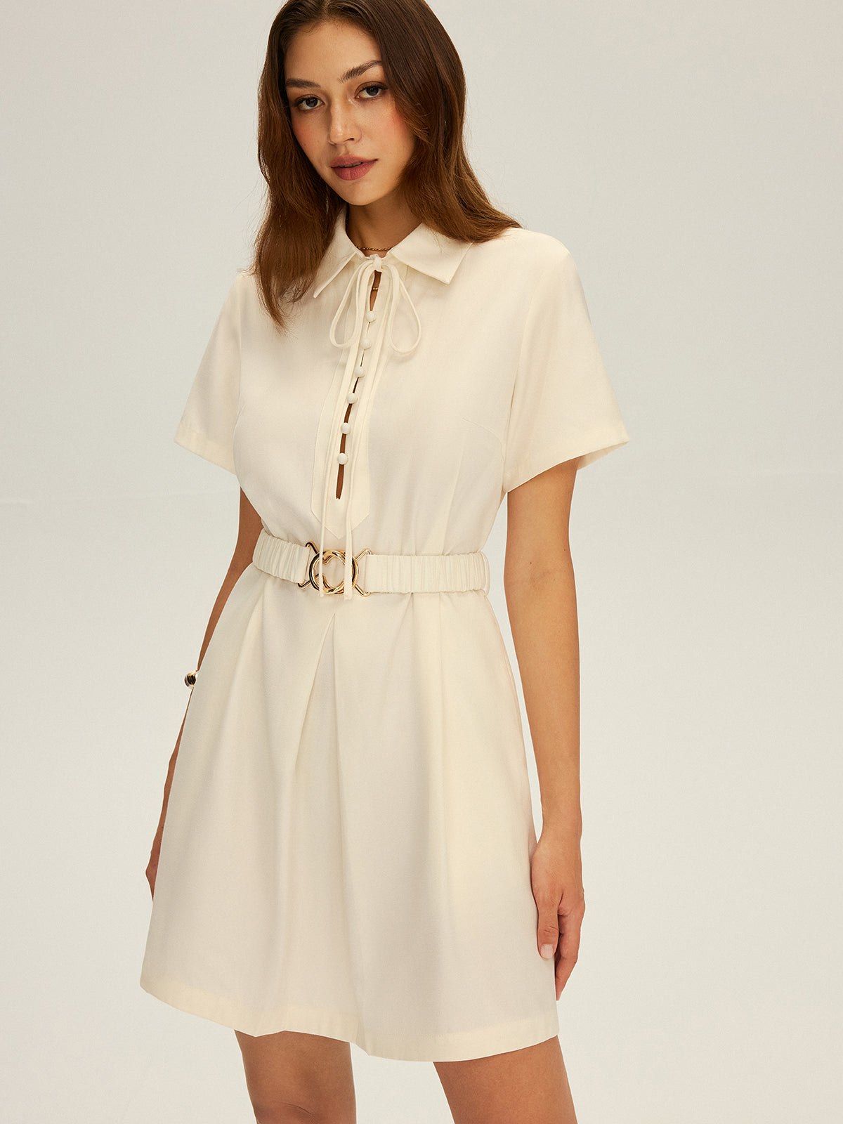 Hemdblusenkleid mit Bindekragen und Gürtel