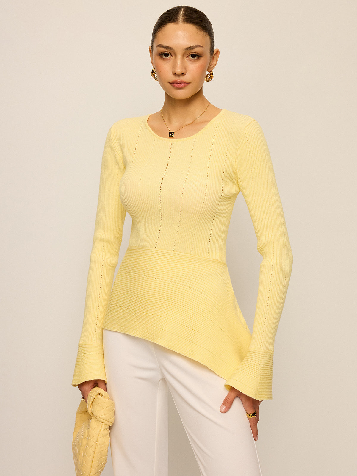 Pull en maille ajouré à manches évasées et ourlet asymétrique