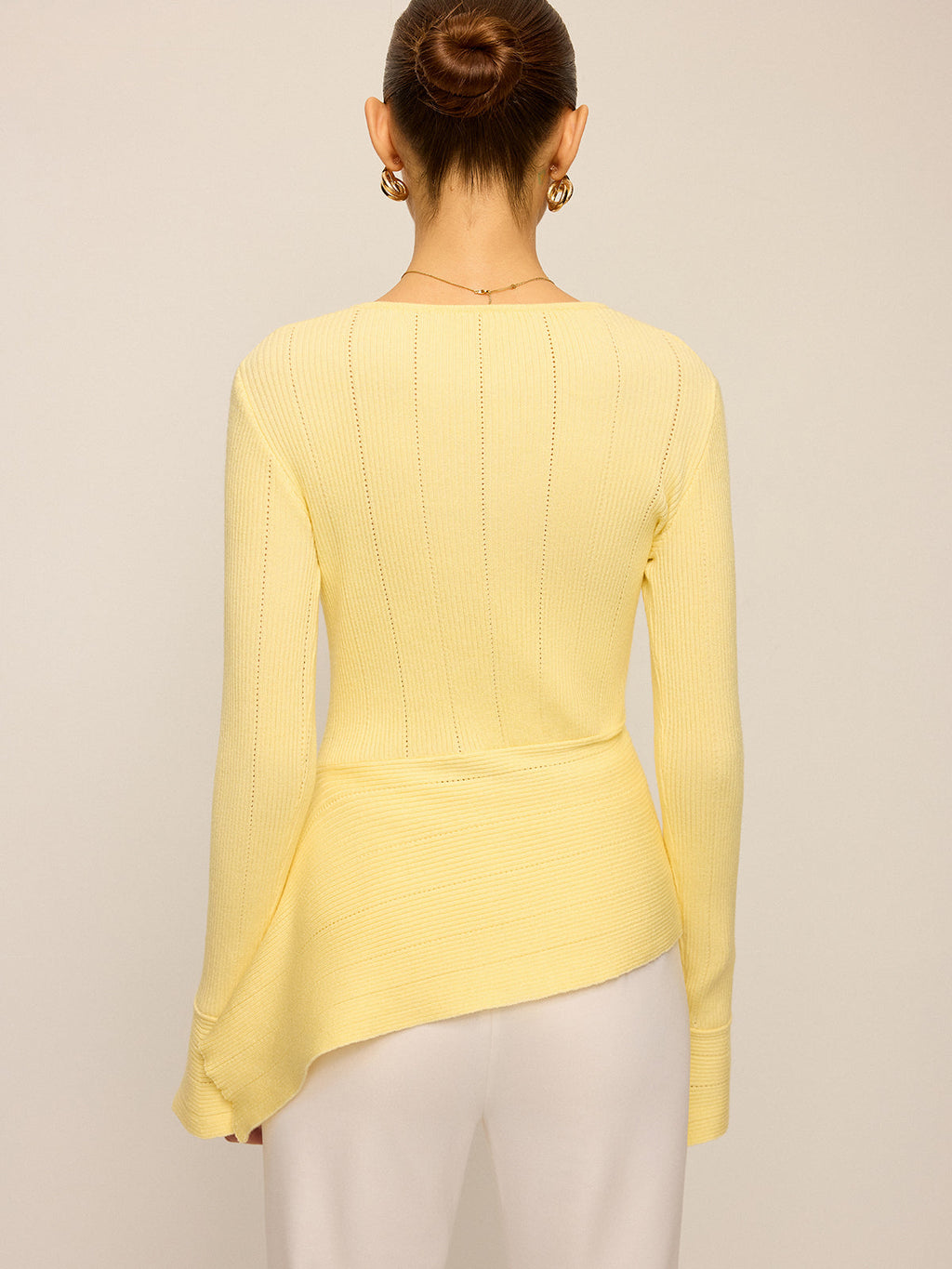 Asymmetrischer Saum, ausgestellte Ärmel, Lochstickerei-Pullover
