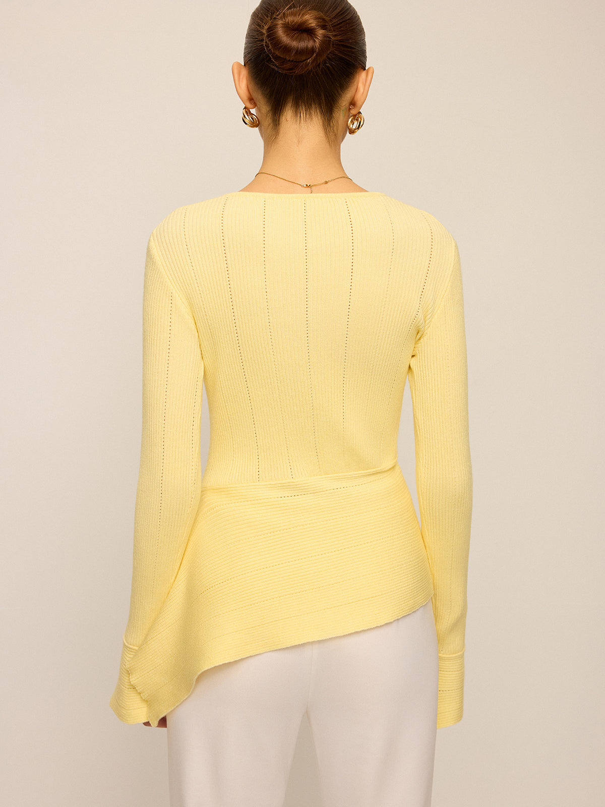 Asymmetrischer Saum, ausgestellte Ärmel, Lochstickerei-Pullover