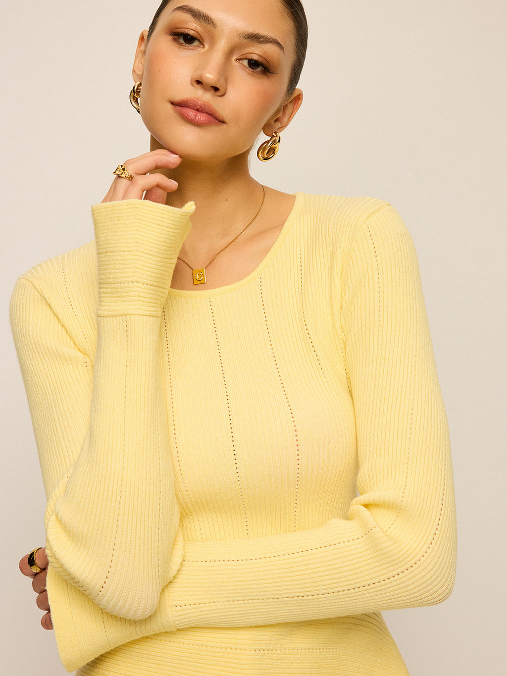 Asymmetrischer Saum, ausgestellte Ärmel, Lochstickerei-Pullover