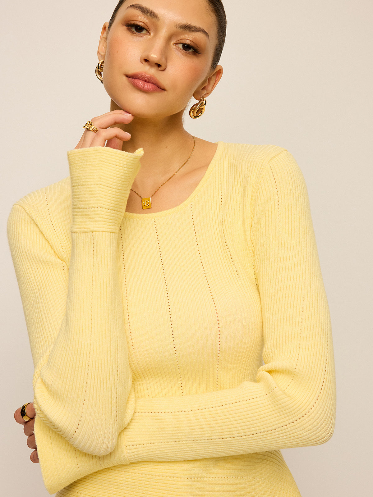 Pull en maille ajouré à manches évasées et ourlet asymétrique