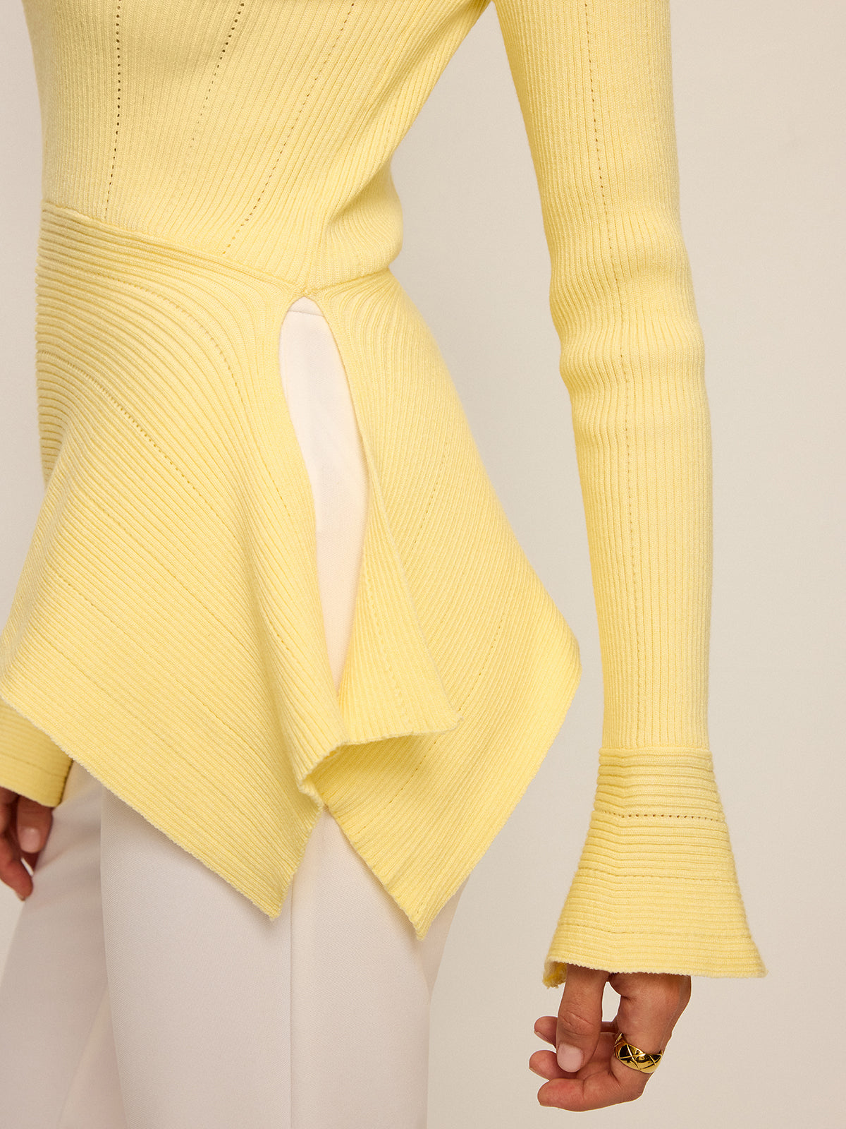 Asymmetrischer Saum, ausgestellte Ärmel, Lochstickerei-Pullover 