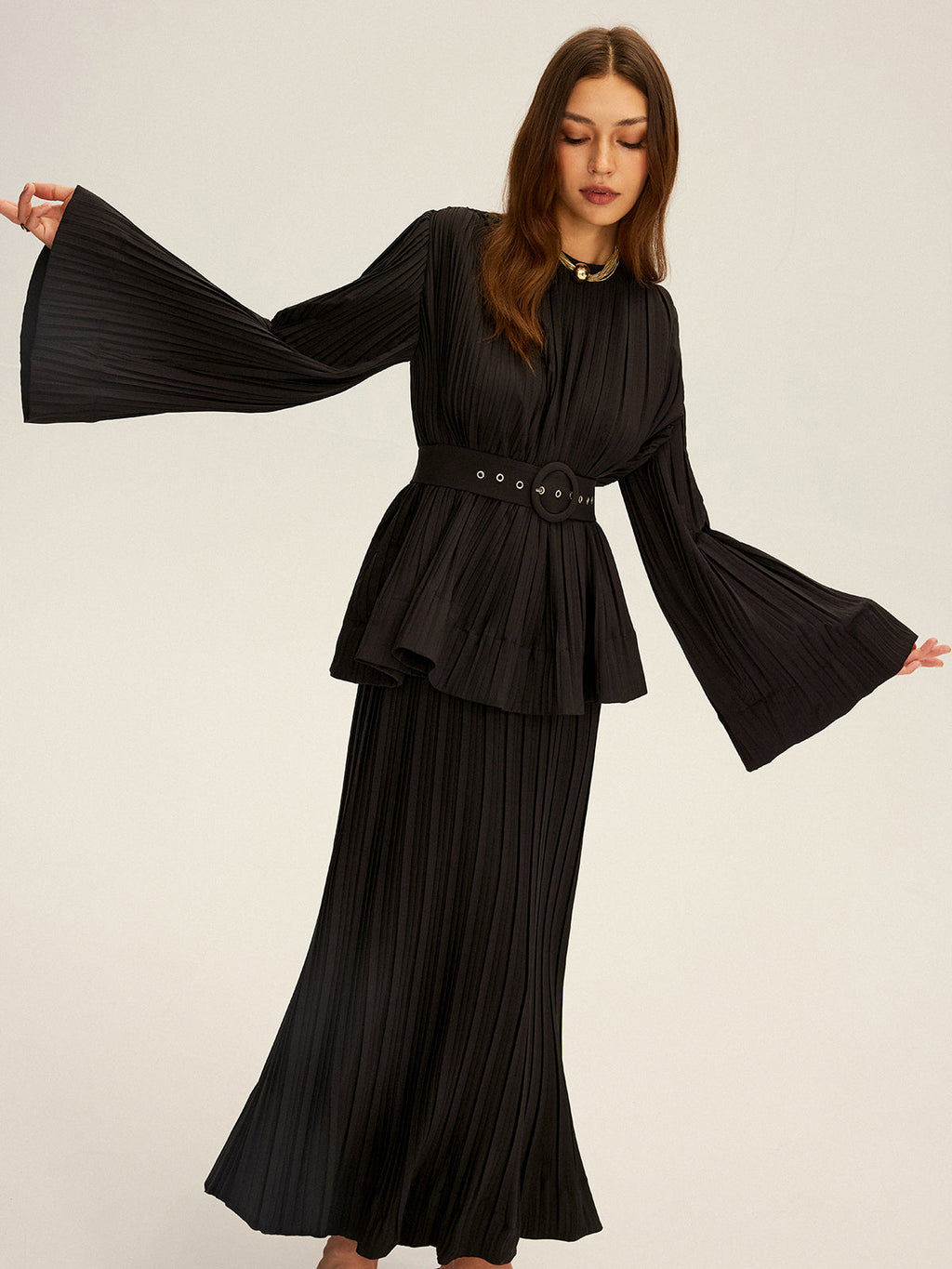 Plissierte Bluse mit Glockenärmeln und Schößchen-Gürtel
