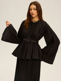 Plissierte Bluse mit Glockenärmeln und Schößchen-Gürtel