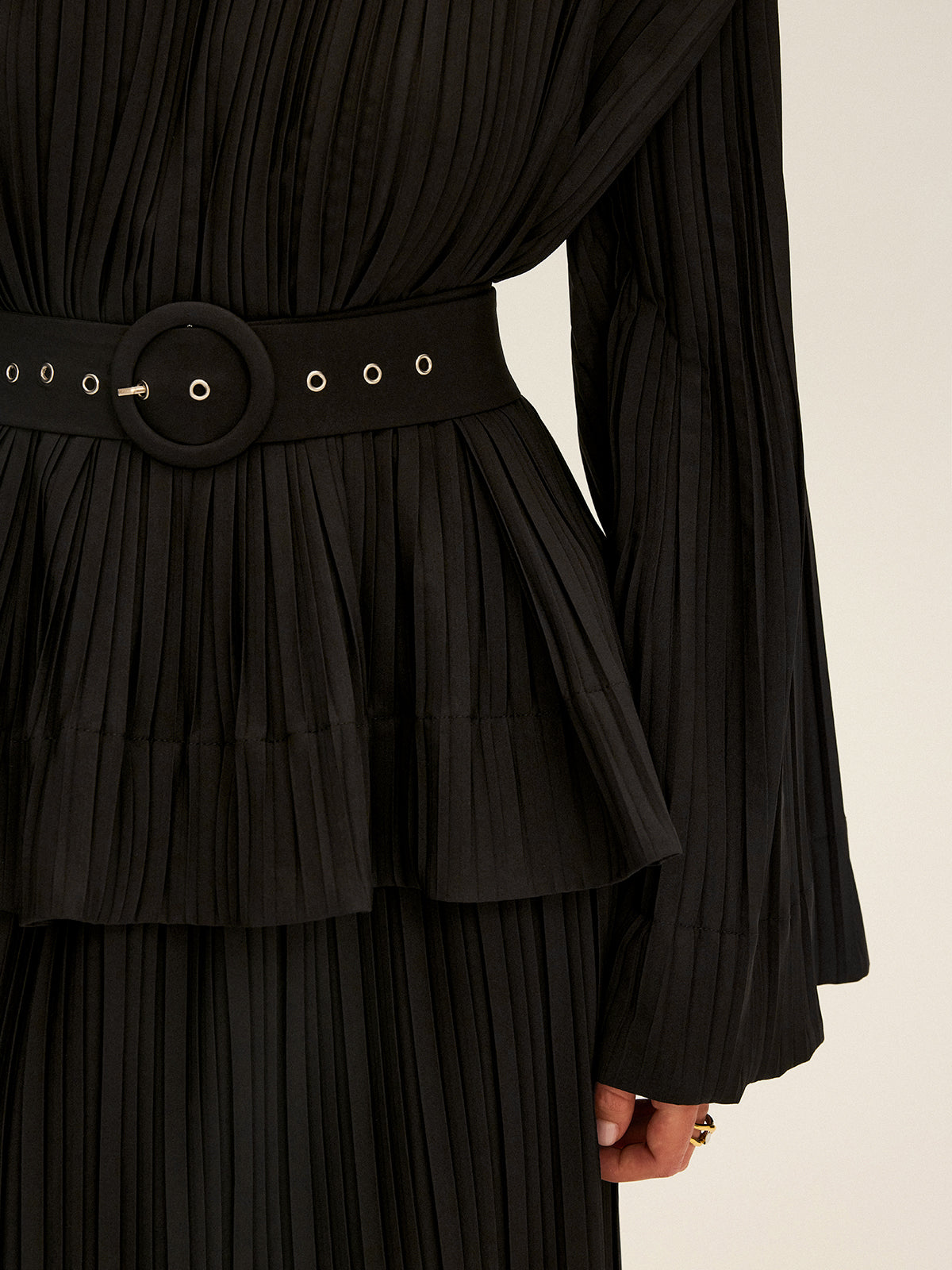 Plissierte Bluse mit Glockenärmeln und Schößchen-Gürtel
