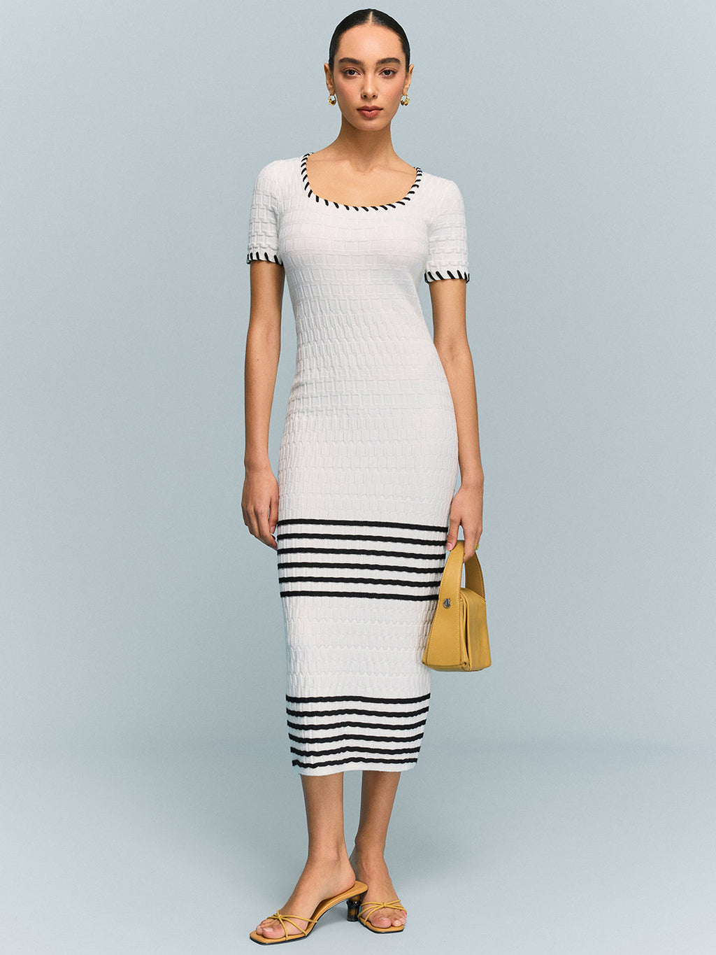 Strukturiertes Strick-Midikleid mit gestreiftem Saum