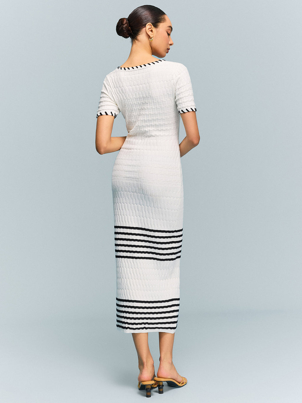 Strukturiertes Strick-Midikleid mit gestreiftem Saum
