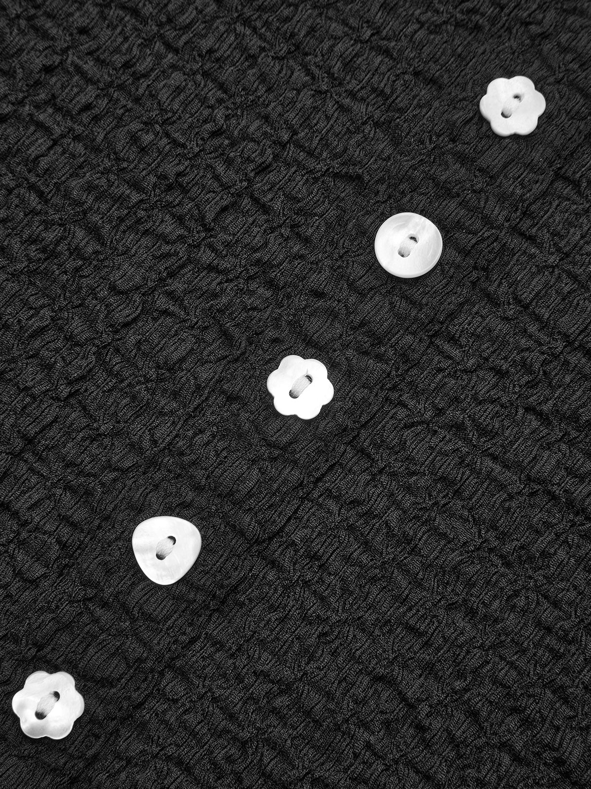 Ensemble top à boutons décoratifs et jupe midi 