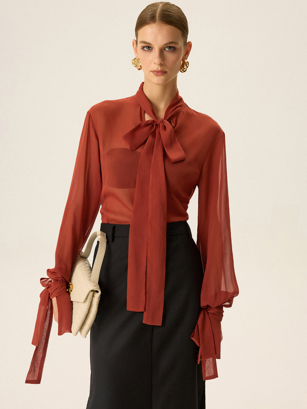 Semi-transparente Chiffonbluse mit Bindekragen