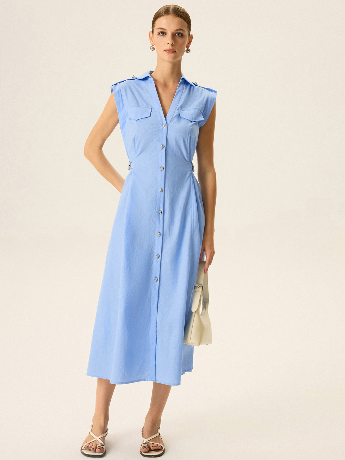 Midi-Kleid mit V-Ausschnitt, Leinen, Baumwolle und Metallknöpfen