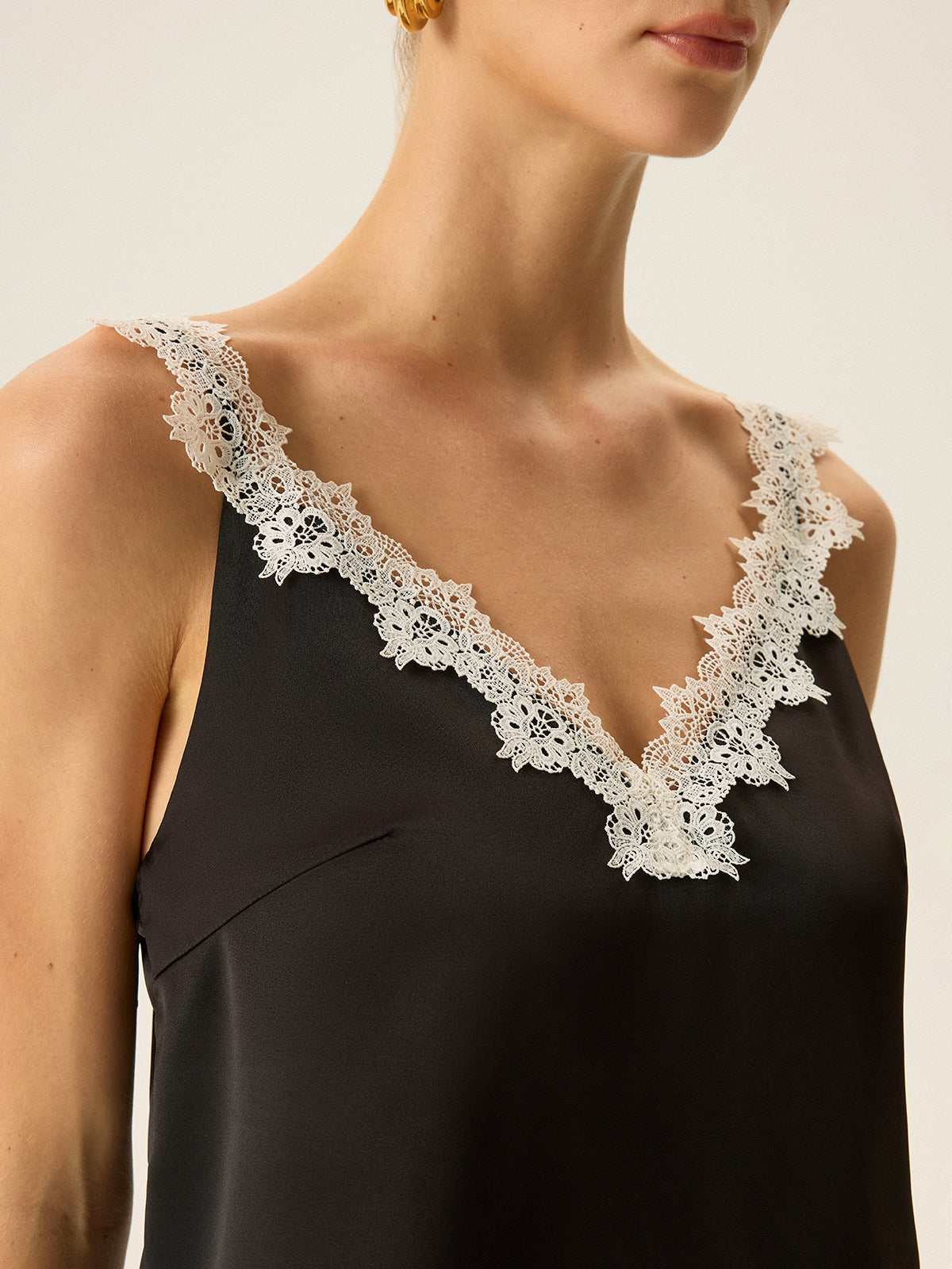 Haut caraco semi-transparent bordé de dentelle