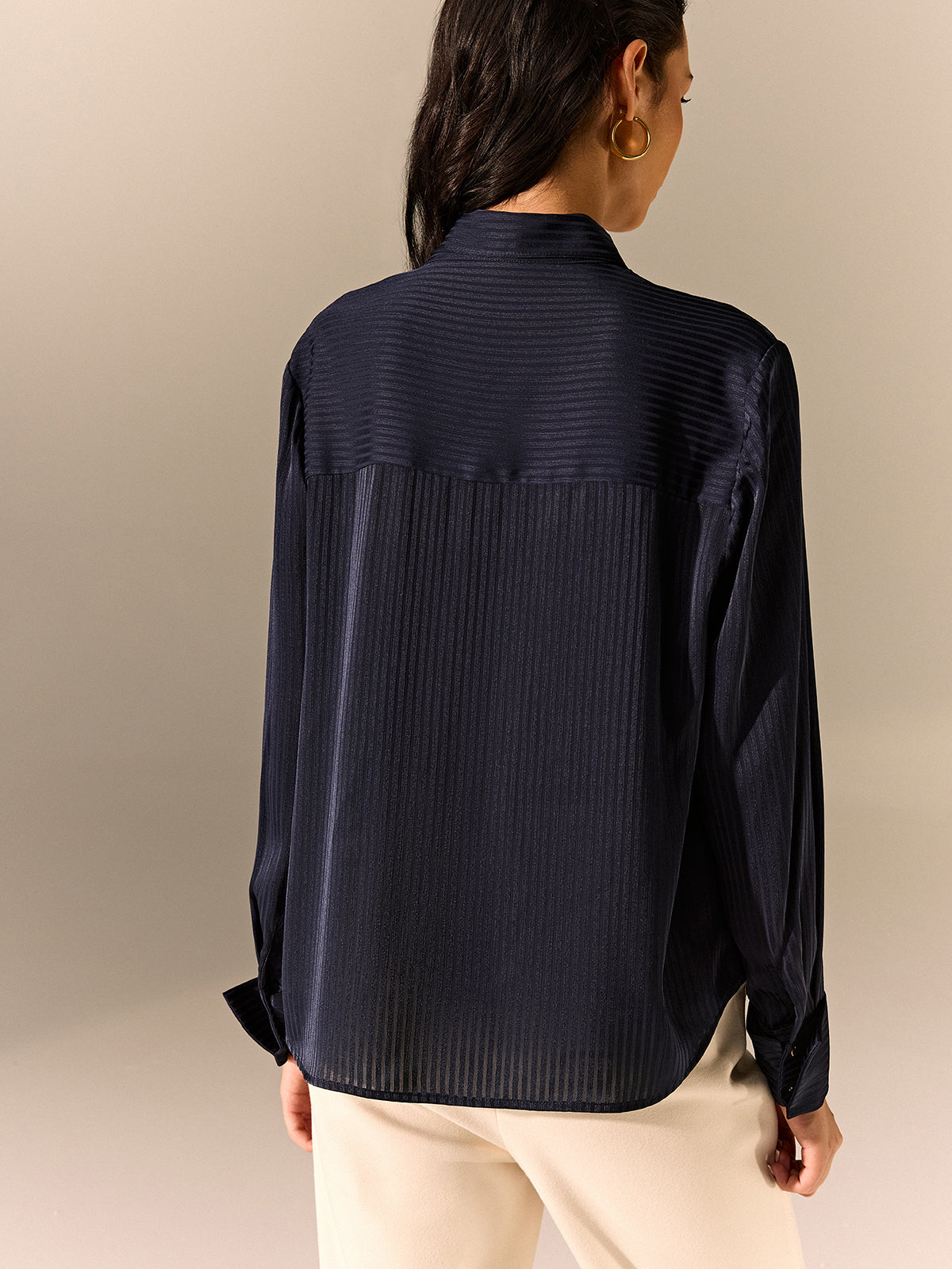 Chemisier en satin à manches longues et col noué 