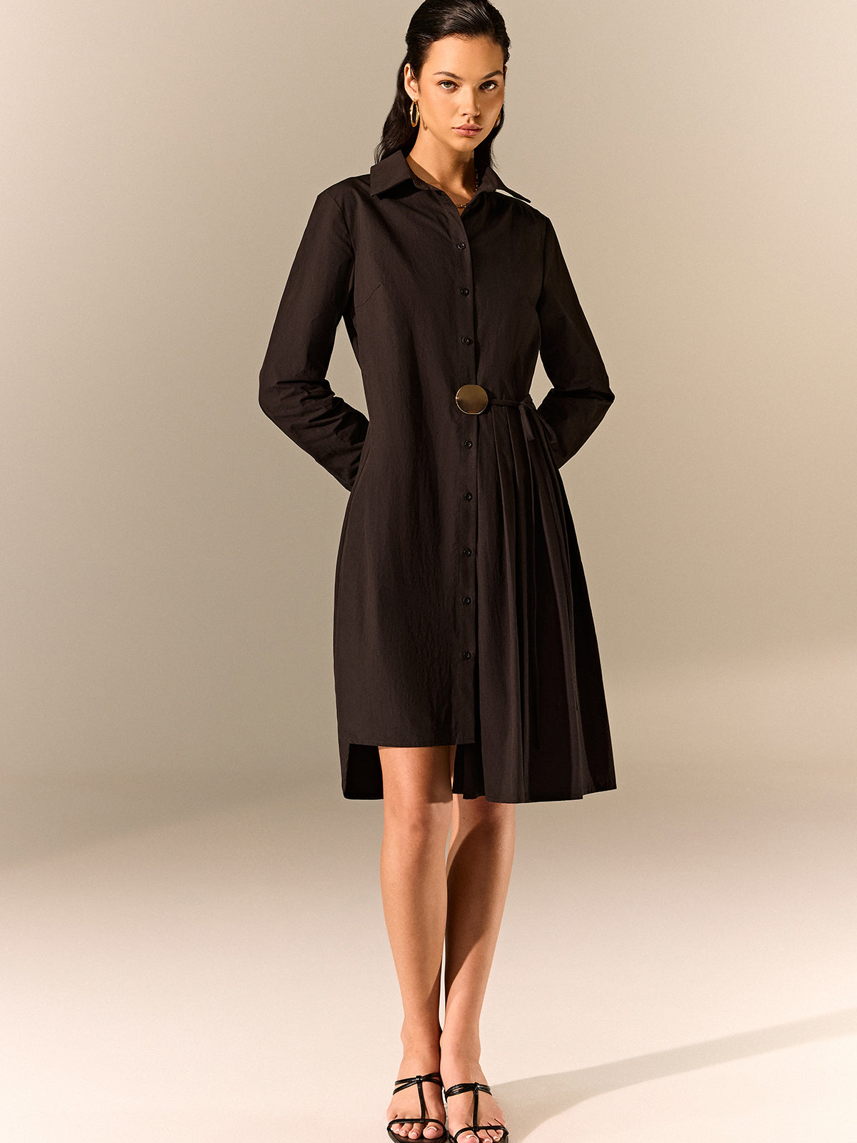 Asymmetrisches Hemdblusenkleid mit Faltenrock
