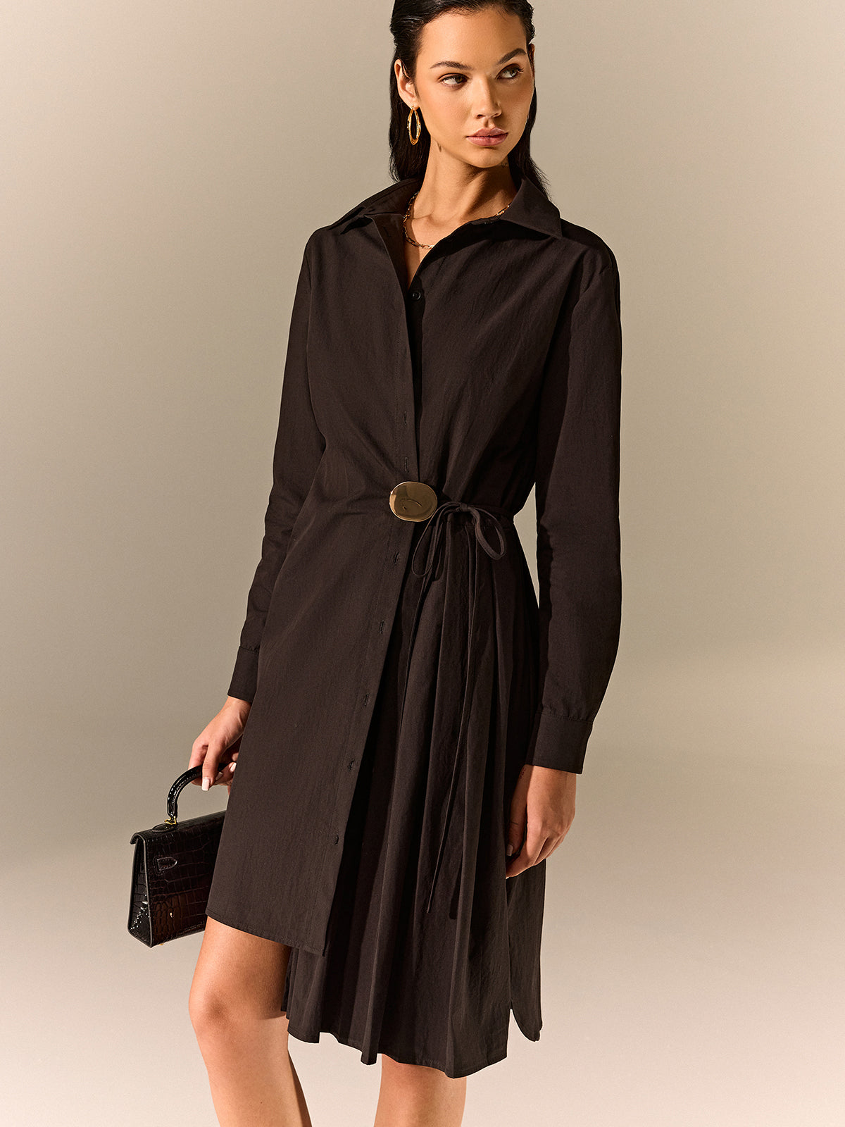 Asymmetrisches Hemdblusenkleid mit Faltenrock