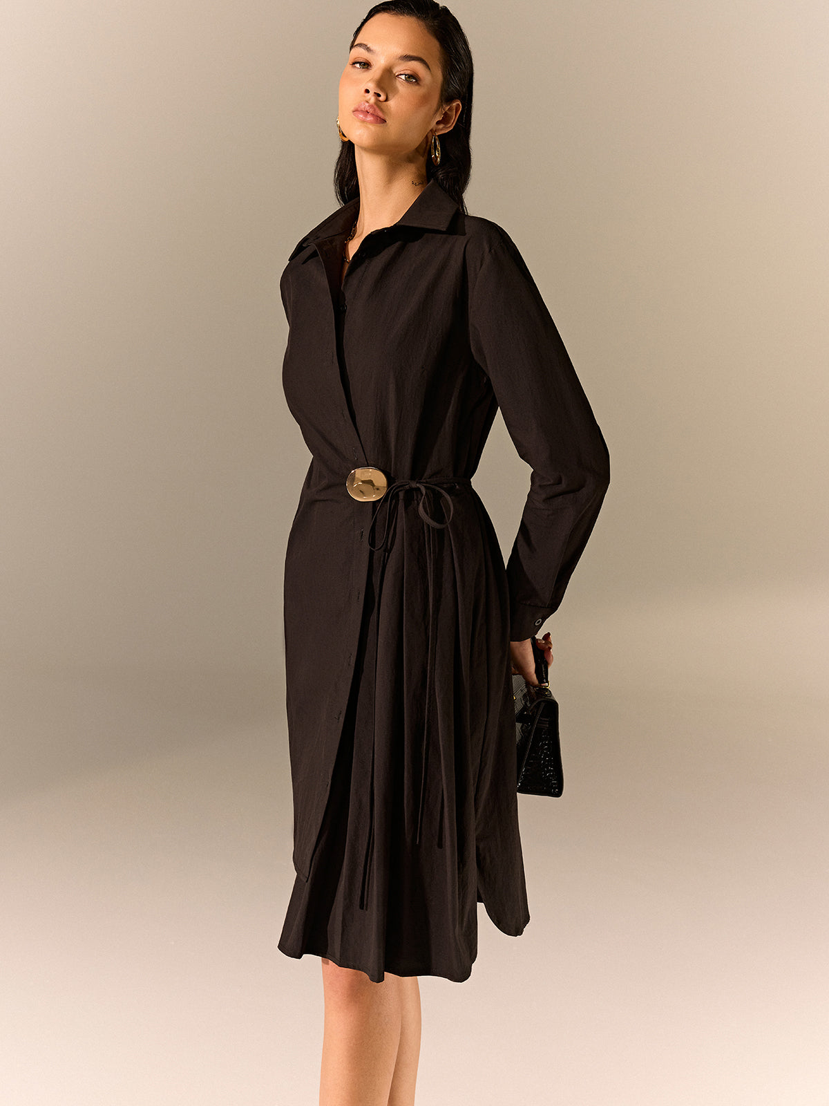 Asymmetrisches Hemdblusenkleid mit Faltenrock