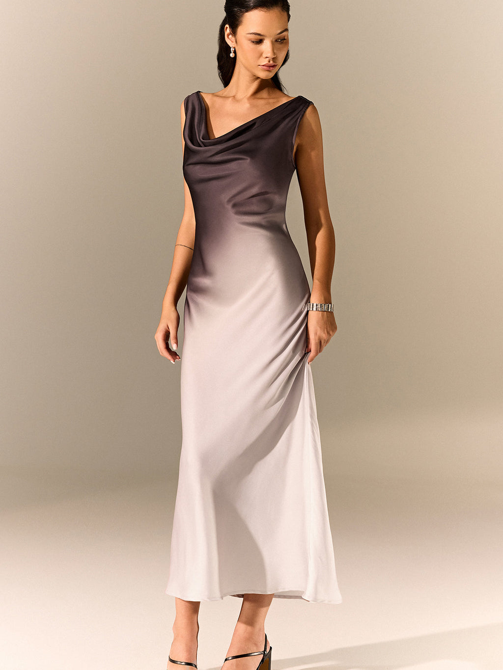 Ombre-Satin-Maxikleid mit Wasserfallausschnitt