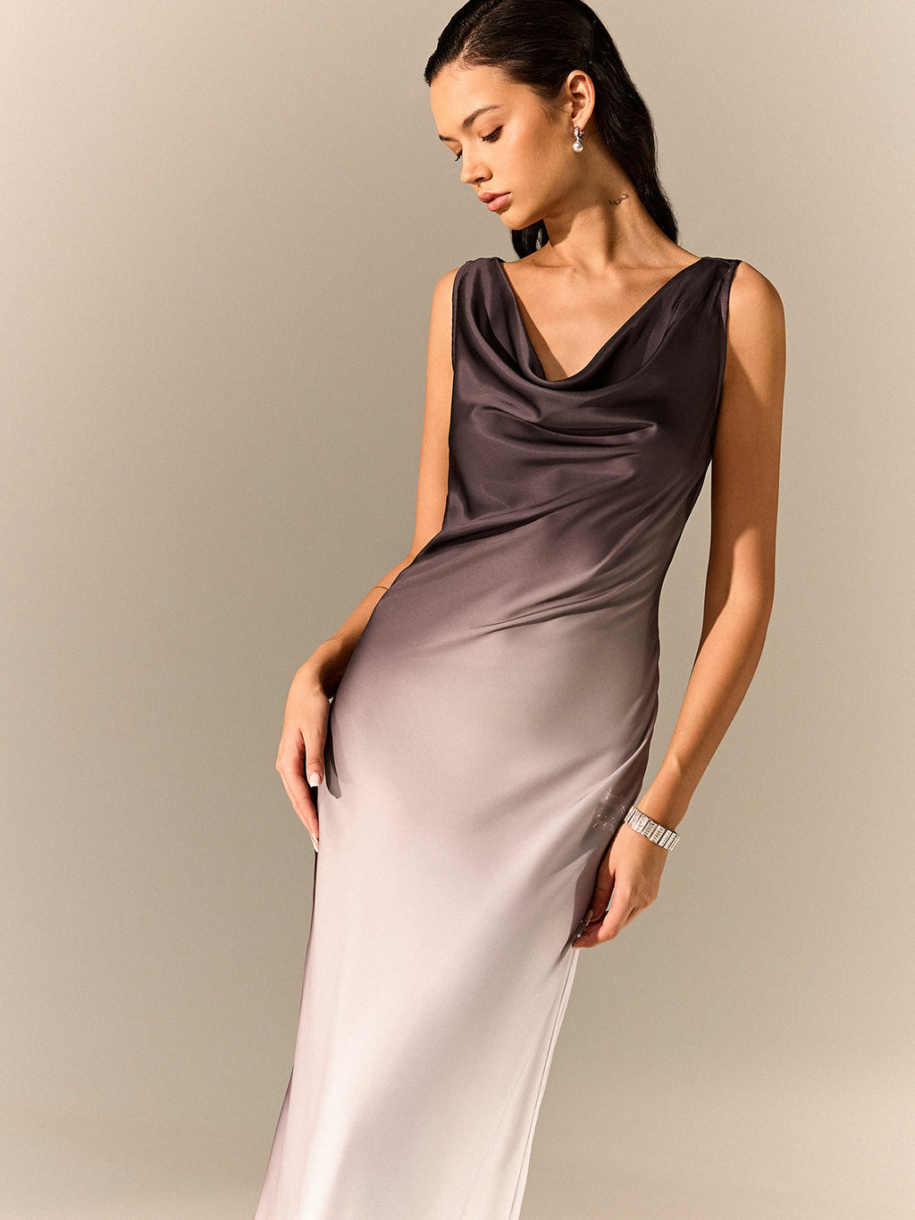 Ombre-Satin-Maxikleid mit Wasserfallausschnitt