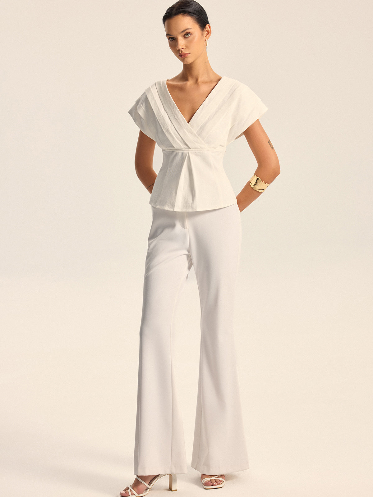 Haut péplum à col en V et manches courtes 