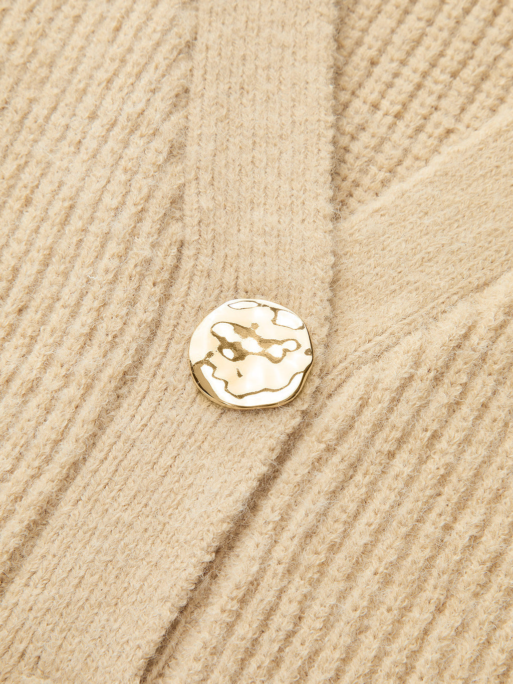Gerippte Strickjacke mit V-Ausschnitt und Knöpfen