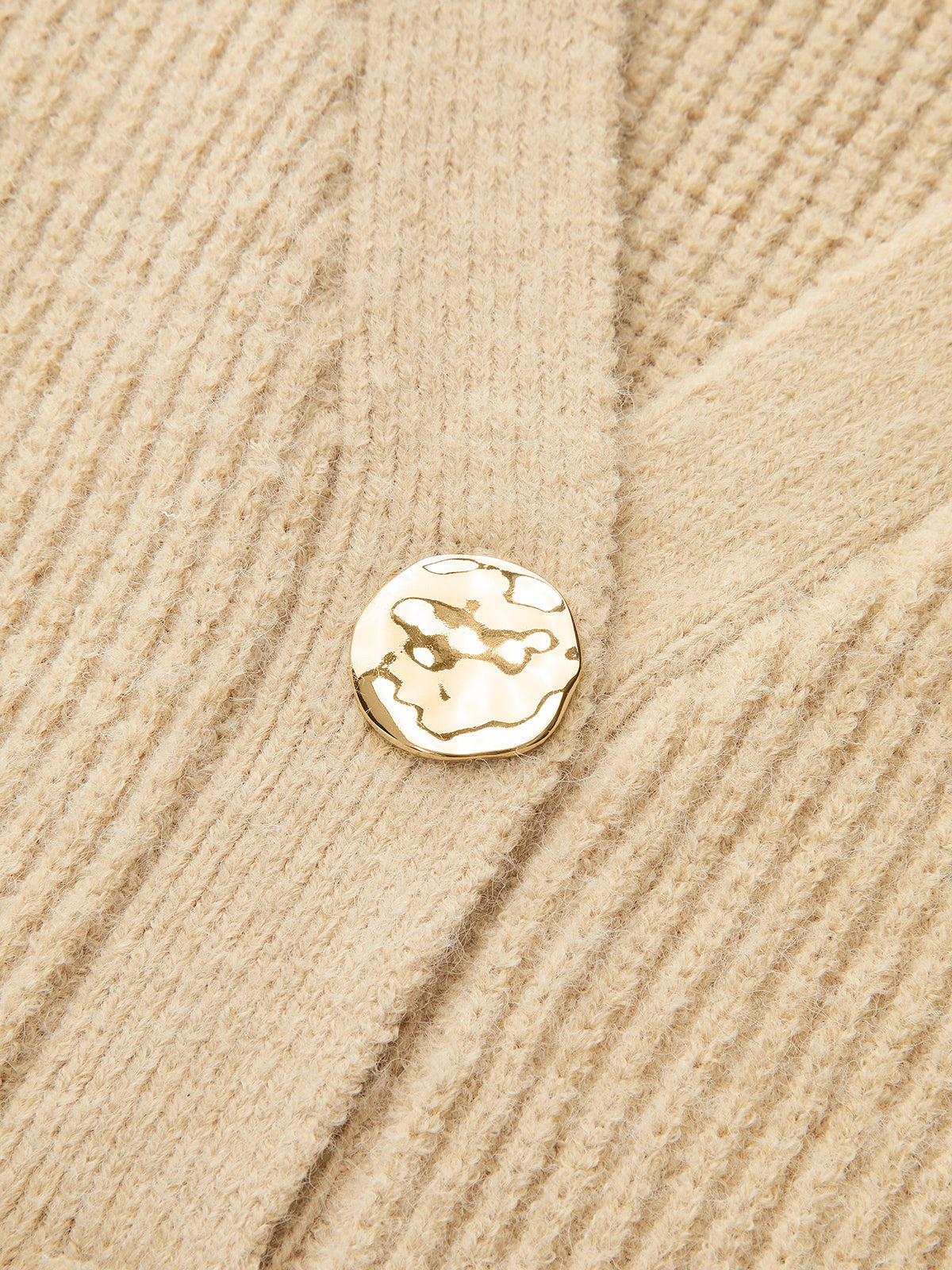 Gerippte Strickjacke mit V-Ausschnitt und Knöpfen