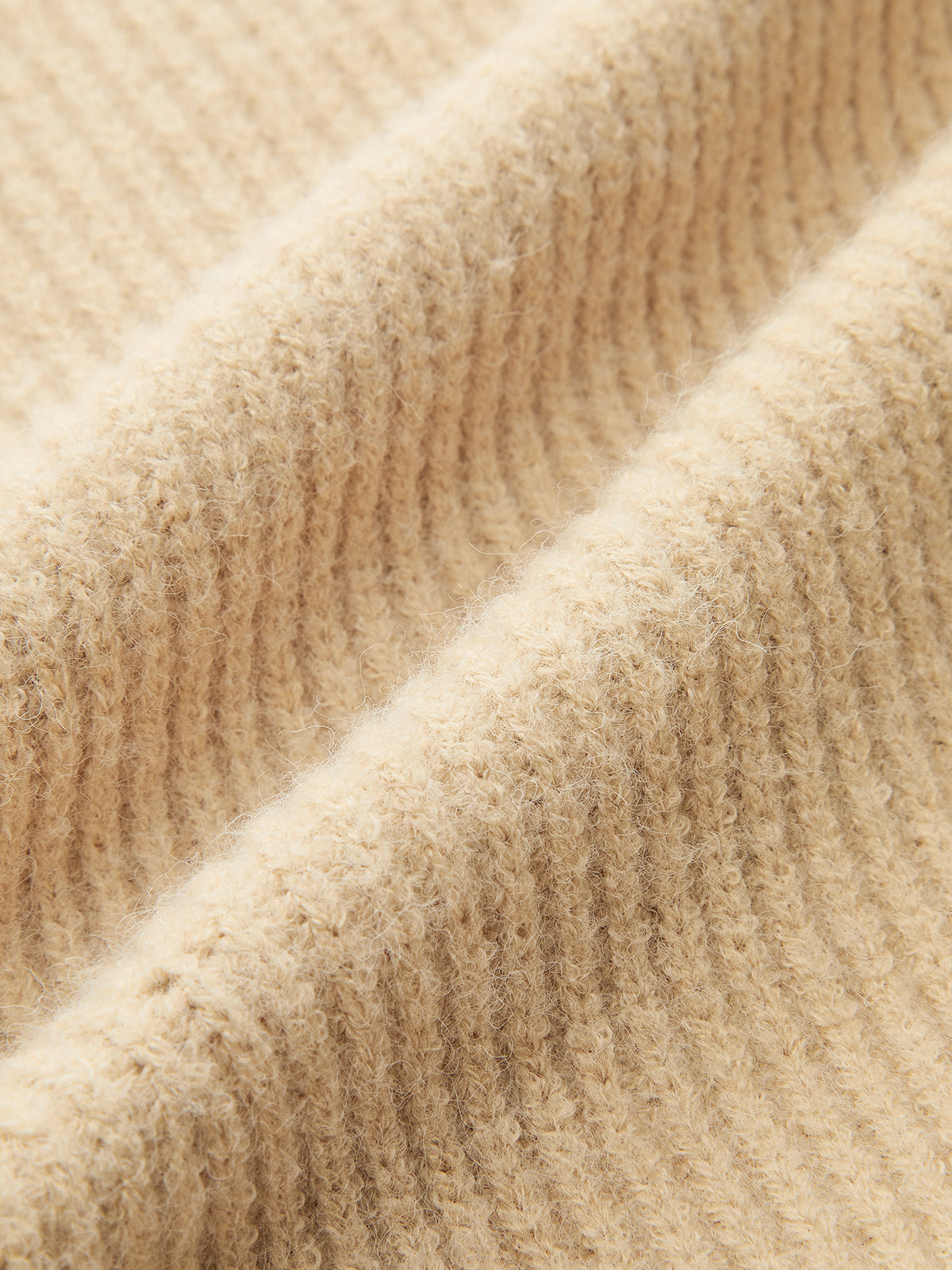 Gerippte Strickjacke mit V-Ausschnitt und Knöpfen