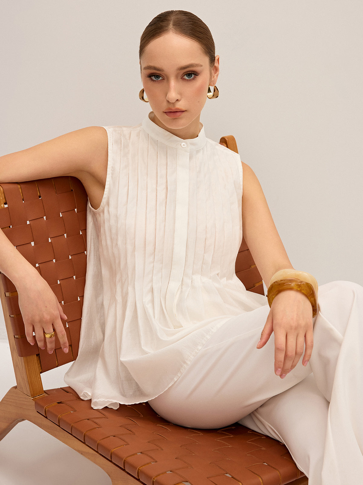 Chemisier plissé semi-transparent à col montant 