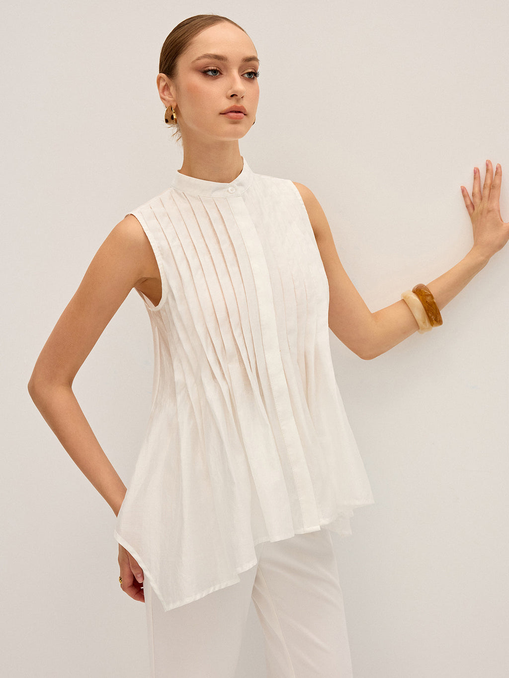 Halbtransparente plissierte Bluse mit Stehkragen